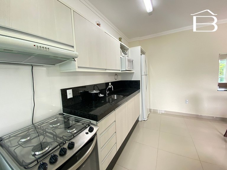 454 - Apartamento com 2 vagas de garagem no Centro de Bombin