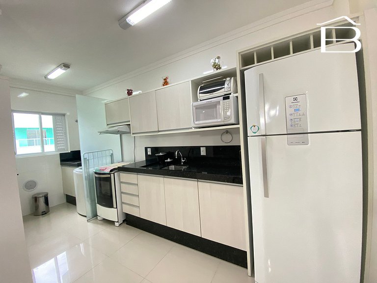 454 - Apartamento com 2 vagas de garagem no Centro de Bombin