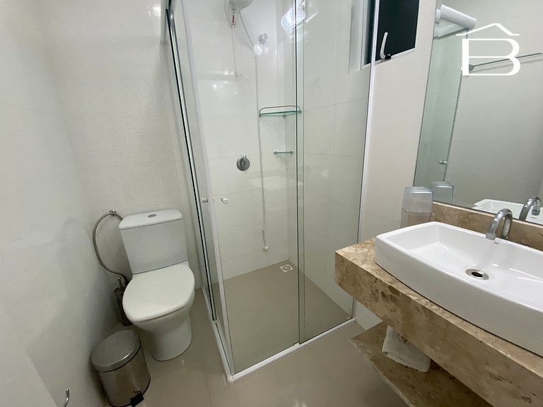 454 - Apartamento com 2 vagas de garagem no Centro de Bombin