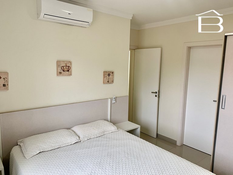 454 - Apartamento com 2 vagas de garagem no Centro de Bombin