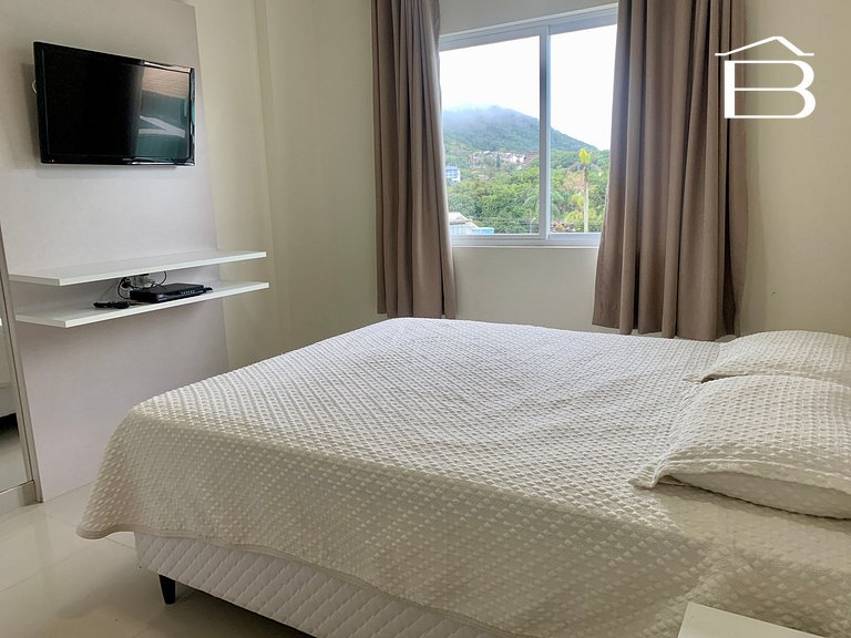 454 - Apartamento com 2 vagas de garagem no Centro de Bombin