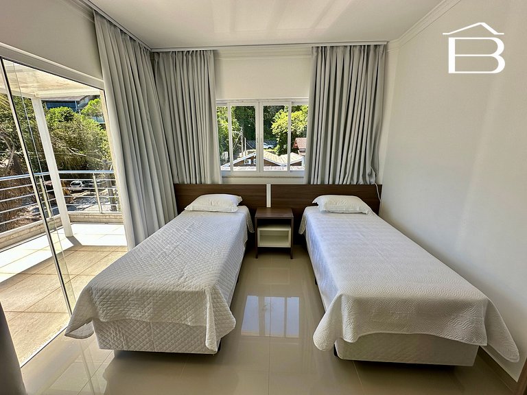 010 - Triplex frente mar até 10 pessoas na Praia da Lagoinha