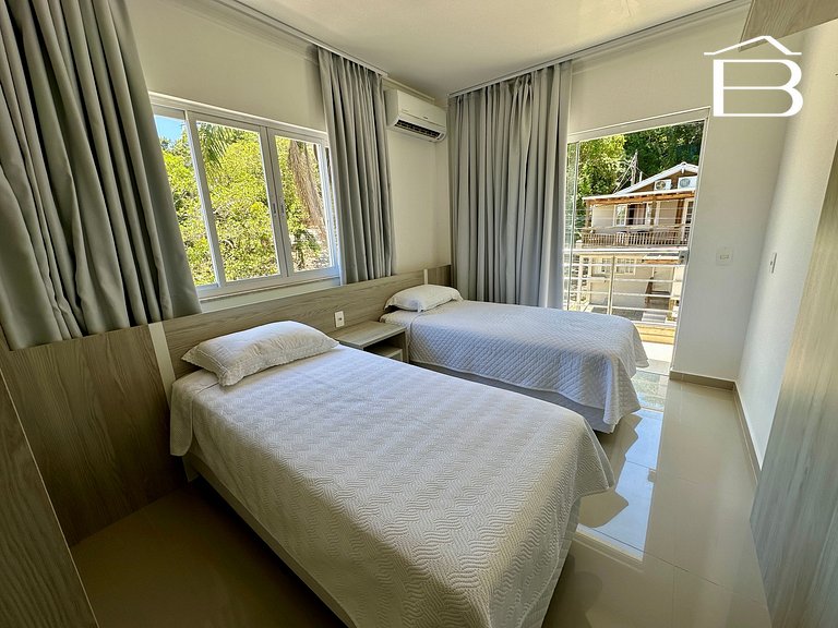 010 - Triplex frente mar até 10 pessoas na Praia da Lagoinha