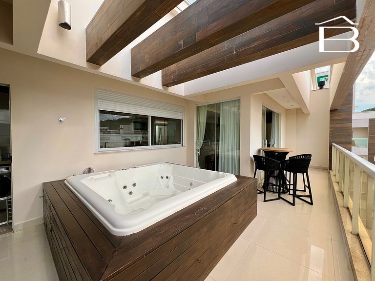 133 - Jacuzzi Privativa e vista mar em Bombinhas