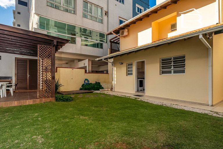 Casa para Temporada na Praia de Mariscal | 4 Quartos, Jardim