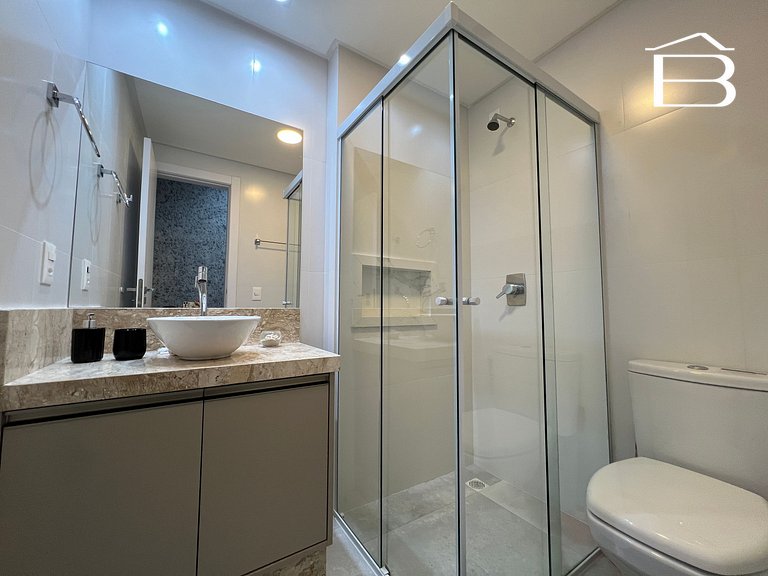 022 - Apartamento com Piscina Frente Mar