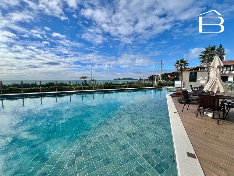 022 - Apartamento com Piscina Frente Mar