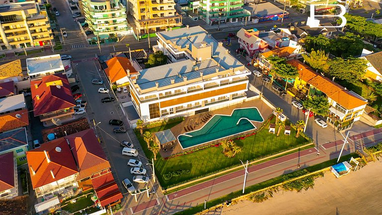 022 - Apartamento com Piscina Frente Mar