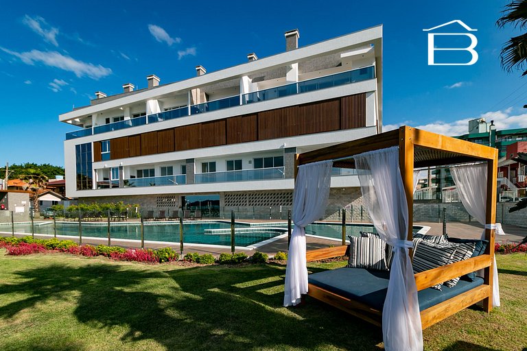 022 - Apartamento com Piscina Frente Mar