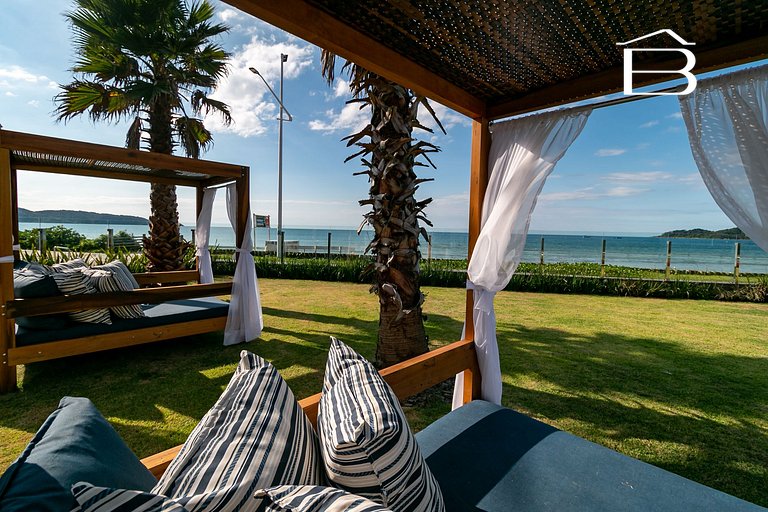 022 - Apartamento com Piscina Frente Mar