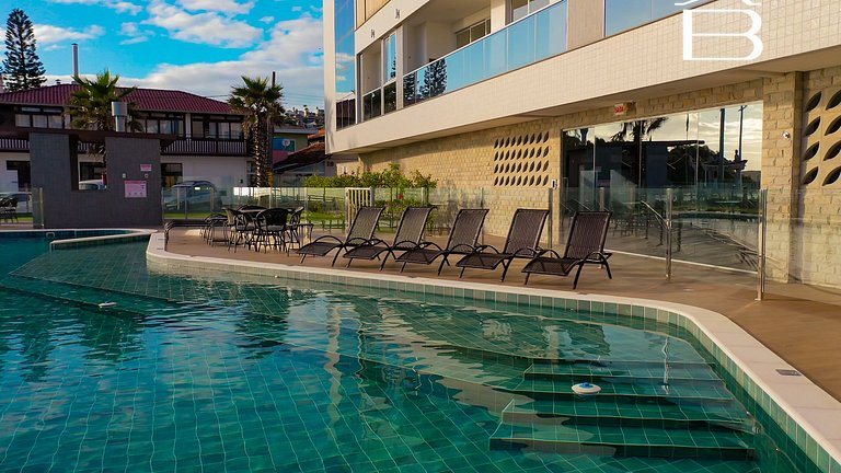 022 - Apartamento com Piscina Frente Mar