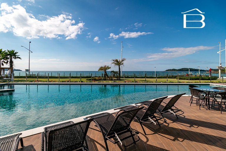 022 - Apartamento com Piscina Frente Mar
