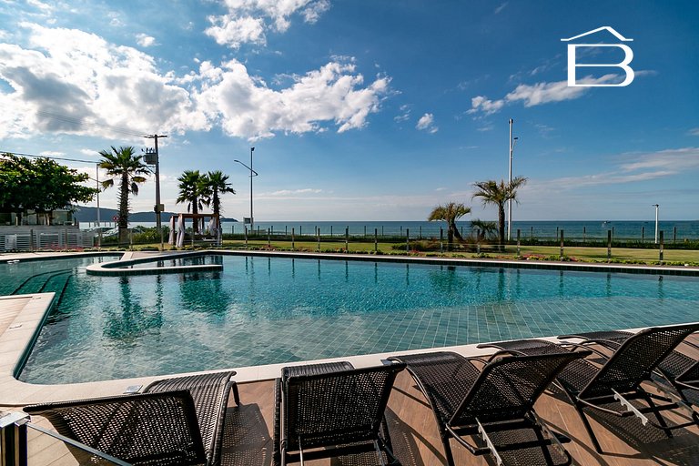 022 - Apartamento com Piscina Frente Mar
