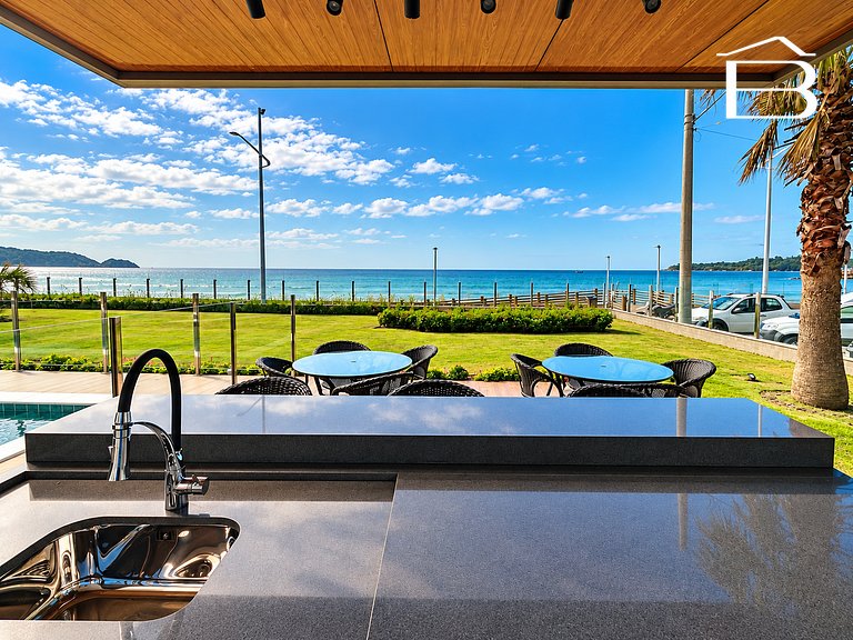 022 - Apartamento com Piscina Frente Mar