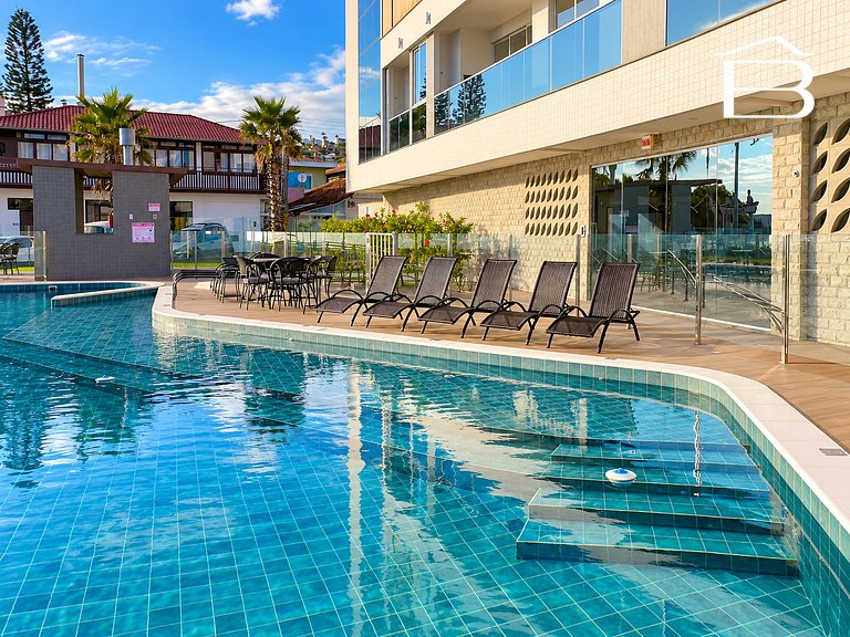 022 - Apartamento com Piscina Frente Mar